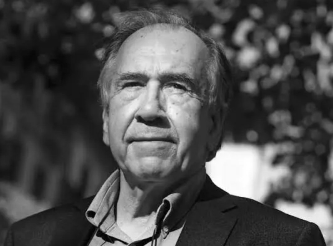 📅 #TalDiaComAvui de 1938 va néixer a Sanaüja Joan Margarit, poeta i arquitecte.

Es va donar a conèixer com a poeta en castellà als anys 60. Després d’un parèntesi, va publicar Crónica i el 1981 va iniciar la seva poesia en català amb dos llibres.

tuit.cat/oR1rc