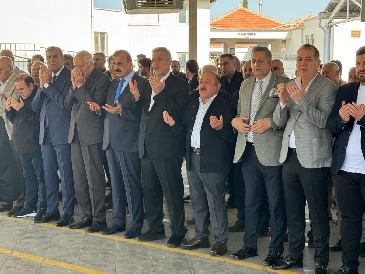 irfancelikaslan's tweet photo. 📍ŞEHİTKAMİL

Dostumuz Sayın Av. Heybet Değer’in vefat eden kardeşi merhum Cemal Değer’in cenaze törenine katıldık.

Merhuma Allah’tan rahmet, ailesine ve yakınlarına başsağlığı diliyorum.

@Akparti 
@AKPartiG_Antep https://t.co/1m4WALZlp9