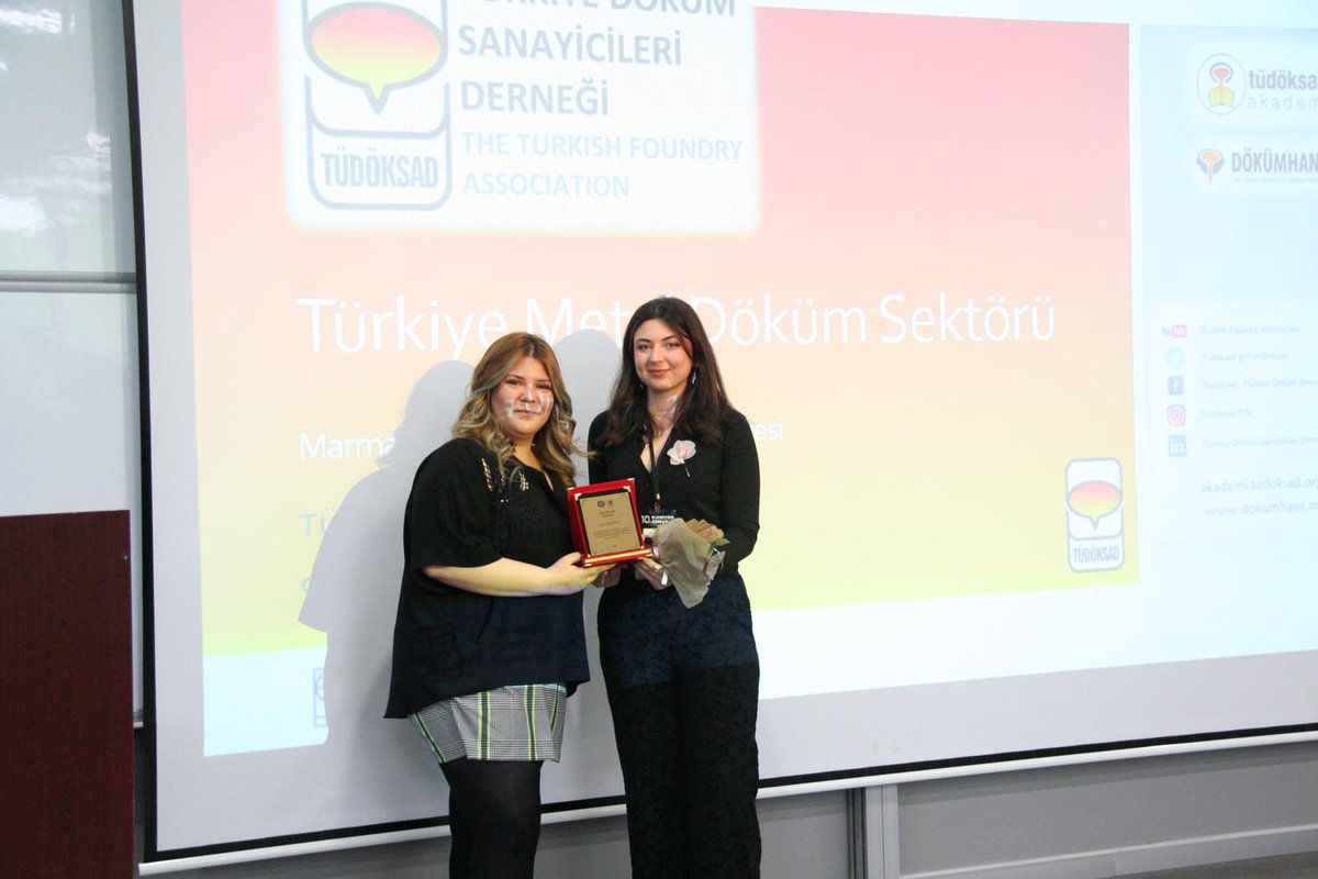 TurkDokum's tweet photo. TÜDÖKSAD, Marmara Üniversitesi 10. Kariyer Zirvesi’nde Genç Mühendis Adaylarıyla Buluştu.

Türkiye Döküm Sanayicileri Derneği (TÜDÖKSAD) olarak, 6 Mayıs 2026 tarihinde Marmara Üniversitesi’nde düzenlenen 10. Kariyer Zirvesi’ne katılarak öğrencilerle bir araya geldik.

TÜDÖKSAD İş Geliştirme Uzmanı Ezgi Kula tarafından gerçekleştirilen sunumda;
• Metal döküm üretim süreçleri,
• Türkiye döküm sektörünün dünya ve Avrupa’daki konumu,
• Sektörün stratejik önemi,
• Kariyer fırsatları ve geleceği,
• 76. Dünya Döküm Kongresi hazırlıkları
gibi başlıklar öğrencilerle paylaşıldı.

Ayrıca sektörün dijital bilgi platformu @dokumhane.net tanıtılarak öğrencilerin sektörel bilgiye erişebilecekleri kaynaklar hakkında bilgiler verildi.

Etkinlik sonunda katılımcı öğrencilere, Yüksek Mühendis Günnur Dikeç’in “Döküm Teknolojisi” kitabı hediye edildi.

Genç mühendis adaylarının sektörümüzü daha yakından tanımalarına katkı sunmaya devam edeceğiz.
#TÜDÖKSAD #MetalDöküm #MarmaraÜniversitesi #KariyerZirvesi #Foundry #Casting #76WFC #WorldFoundryCongress #DökümSanayi