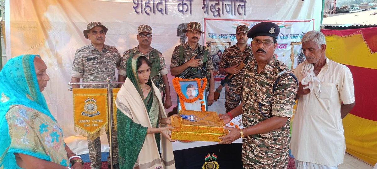 JsrGc's tweet photo. दिनांक 11/05/26 को समूह केंद्र जमशेदपुर के उप निरी./जीडी श्यामल कुमार घोष ने 170 वाहिनी के शहीद सिपाही/जीडी मुन्ना यादव के गांव महादेव गंज, साहेबगंज (झारखंड) जाकर शहादत दिवस के अवसर पर श्रद्धांजलि दिया एवं शहीद के पत्नी को शाल व उपहार भेंट कर सम्मानित किया l https://t.co/XeRfZUwAOK