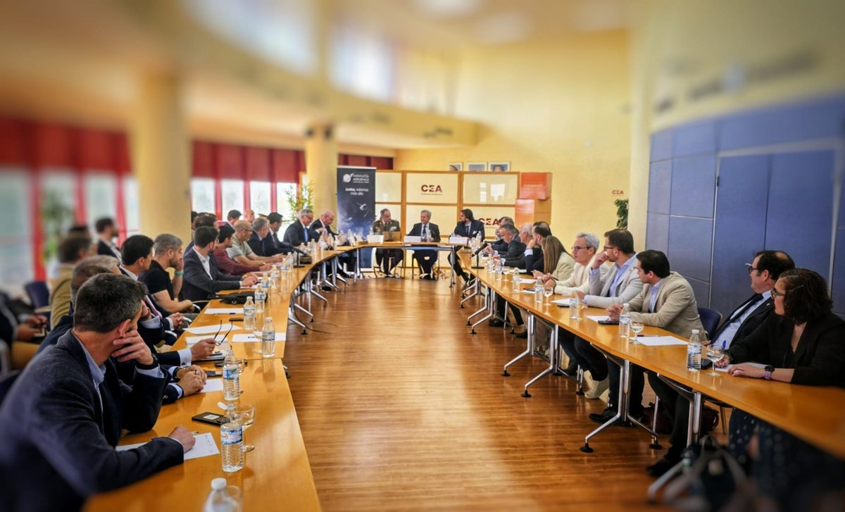 CEAes_'s tweet photo. 🎯Andalucía refuerza su posición estratégica en la nueva industria europea de defensa.

⚡Desde CEA junto a Andalucía Aerospace y de la mano del Ministerio de Defensa citamos a más de 50 empresas en el III Encuentro Técnico y Profesional en Materia de Defensa para analizar ✔️ las oportunidades que puede aprovechar el tejido empresarial andaluz ante la nueva Estrategia Industrial de la Defensa.

🔹 Innovación
🔹 Tecnología
🔹 Empleo de calidad
🔹 Autonomía estratégica

🔝Andalucía cuenta con el talento, la capacidad industrial y los proyectos clave para consolidarse como uno de los grandes polos de referencia en la defensa de España.

@Defensagob @AndAerospace @AGGuillamon @EEN_EU 

#CEAparaTI✨
#Compromiso #Excelencia #Acción #Andalucía #Defensa