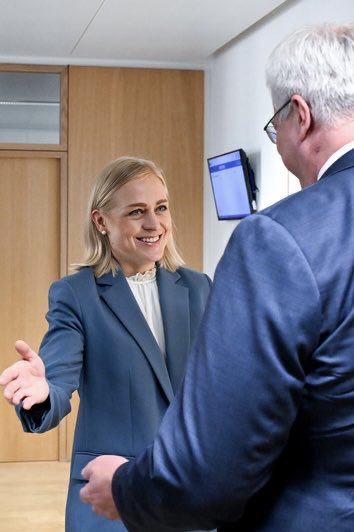Ukrainan kanssa tehtävä yhteistyö on tärkeää niin droonien kuin niiden torjuntajärjestelmienkin nopeassa kehittämisessä. Ukrainan puolustus on aivan keskeistä koko Euroopan turvallisuudelle. 

Suomi tukee tulitaukoa ja neuvotteluja kohti pysyvää, oikeudenmukaista rauhaa. 🇫🇮🇺🇦
2/2