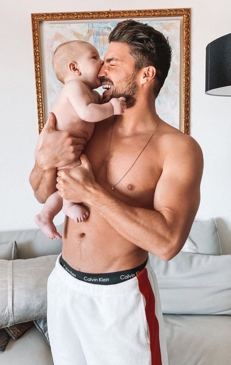 Richards_Luke_'s tweet photo. Creo que mi bebé me quiere comer la nariz https://t.co/TghnafqWee