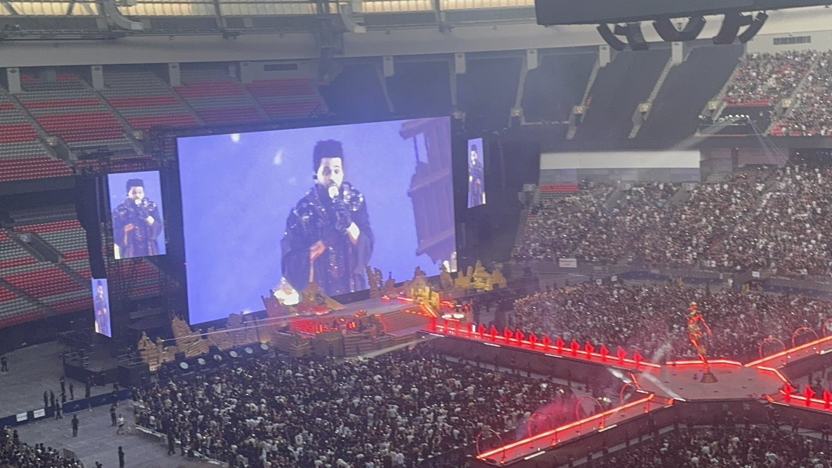 koroofficial's tweet photo. このバカでかセットでグローブ、マスク、この衣装でカナディアンのAbelが熱中症にならないかだけ心配です。 https://t.co/lwoQWS5JjR