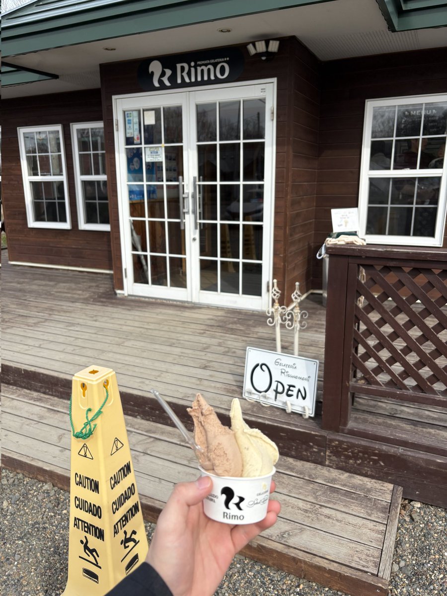 okhotskool's tweet photo. 網走で人気のジェラート屋さん、Rimo に行ってきました🍨✨
今回選んだのは、気になっていた「イバラ味」！
イバラガニ×ピスタチオの組み合わせで、ひと口食べると香ばしいカニの香りがふわっと広がる、ここだけの味でした🦀🌿
網走を感じられるジェラート、おすすめです！
　＃オホーツクール #Rimo https://t.co/iIx5bd7b8t