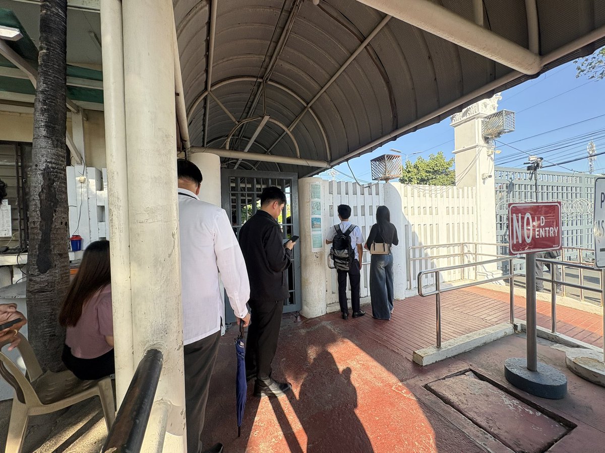 ABSCBNNews's tweet photo. SENATE ON LOCKDOWN    

No one, including NBI personnel and media, is allowed to enter the Senate premises this Monday afternoon, May 11. | via @darylle_marie https://t.co/64o3ThgqH2