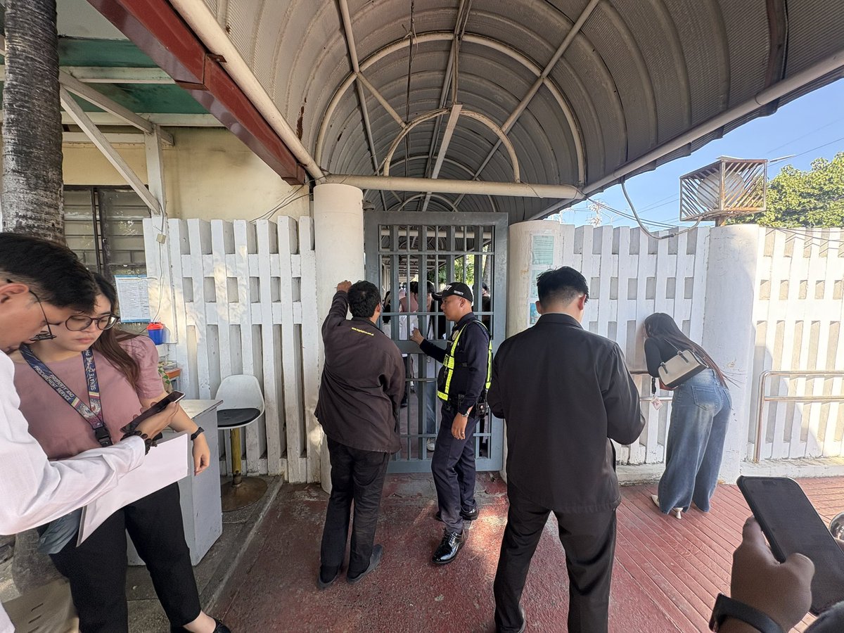 ABSCBNNews's tweet photo. SENATE ON LOCKDOWN    

No one, including NBI personnel and media, is allowed to enter the Senate premises this Monday afternoon, May 11. | via @darylle_marie https://t.co/64o3ThgqH2