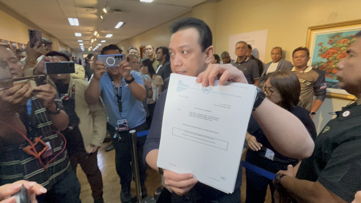BREAKING: Senator Antonio Trillanes shows what he says is an International Criminal Court warrant against Senator Bato dela Rosa. 

Trillanes says he is with NBI agents to arrest Dela Rosa, saying this is in response to Dela Rosa’s challenge that he go with the arresting team.