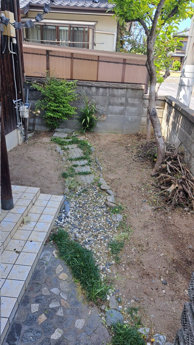 otasukeman_m's tweet photo. 本日は松山市でお庭の草抜きをさせていただきました！
いきなりグングン伸びる季節到来で困っていませんか？
よろしければぜひ便利屋おたすけマンにご相談ください！
出張お見積り無料、お気軽に連絡ください！

＃松山市　＃東温市　＃伊予市　＃便利屋　＃草抜き https://t.co/xJw3PN9k1X