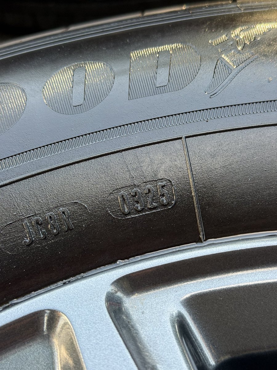 jeeper_0521's tweet photo. ほぼ新品タイヤ付きの、ハイラックス後期純正ホイールセット
5万で欲しい人いませんか？
グッドイヤーノーマルタイヤ 265/65R17
200kmも走ってないです
製造年25年
近場なら配達も可能です🙆‍♀️
茨城県龍ケ崎市より https://t.co/TzwAYZsIBJ