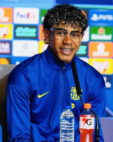 🚨 Wesley Sneijder fires shots at FC Barcelona fans after they mocked Cristiano Ronaldo with Lamine Yamal’s 3 league titles.

🗣️ “Barcelona fans comparing a 18 year old to Cristiano Ronaldo because of league titles tells you everything about how far standards have dropped at that