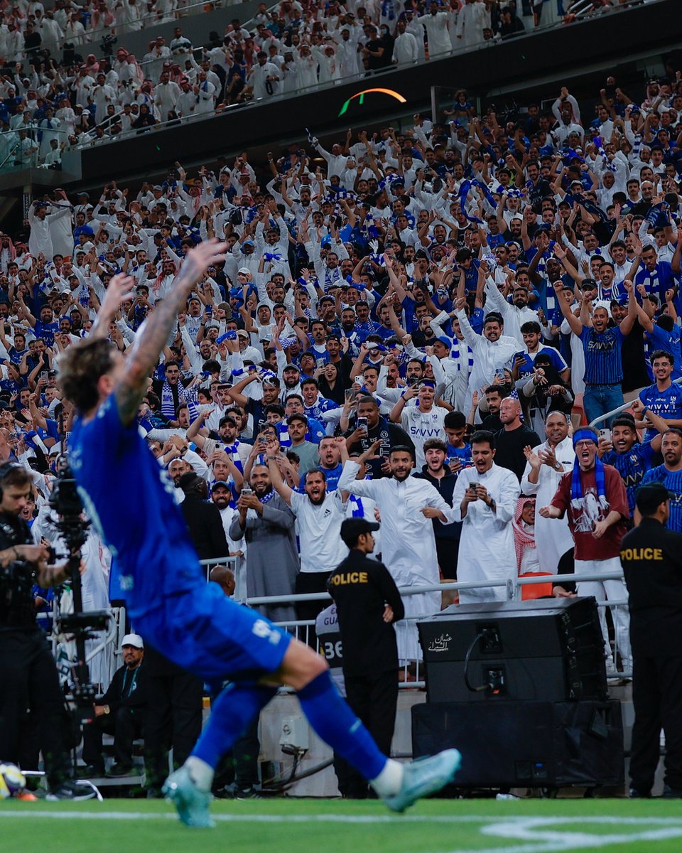 LOFFZ1's tweet photo. سوي زوم واستمتع بفرحة الجماهير  بعد هدف ثيو .. 😟💙💙💙
#نهائي_أغلى_الكؤوس https://t.co/QA3unIMGM0