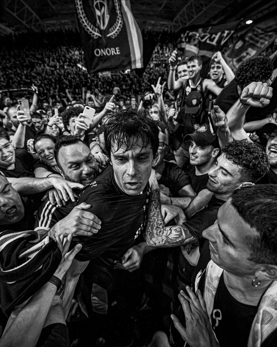 MatteoMarchiPh's tweet photo. Ciao Virtus
Ciao Bologna. 
È tempo di tornare a casa. 
Sono stati 5 anni croccanti, fragranti, anche scrocchiarelli. 
And it’s been a hell of a ride. 
Grazie a tutti coloro che ho incontrato lungo il sentiero, il cuore è pieno di belle cose. 
Ci vediamo in giro. https://t.co/m73cZICyN9