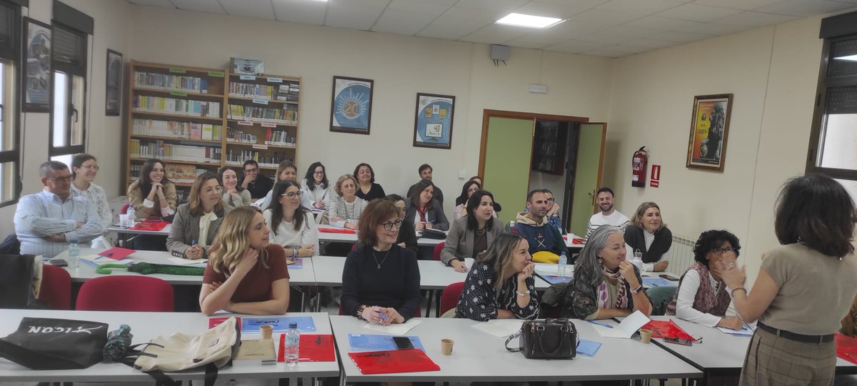 esther_fol's tweet photo. Mil gracias al @cprtrujillo y a las compañeras Fátima Hontiveros e Isabel Panadero, por invitarme y hacer posible esta I Jornada regional de #FOL tan especial. Gracias por la acogida, entusiasmo y cariño de l@s compañer@s de #Extremadura 💕
Juntos se llega más lejos 🚀 https://t.co/Tyyyrowp8d