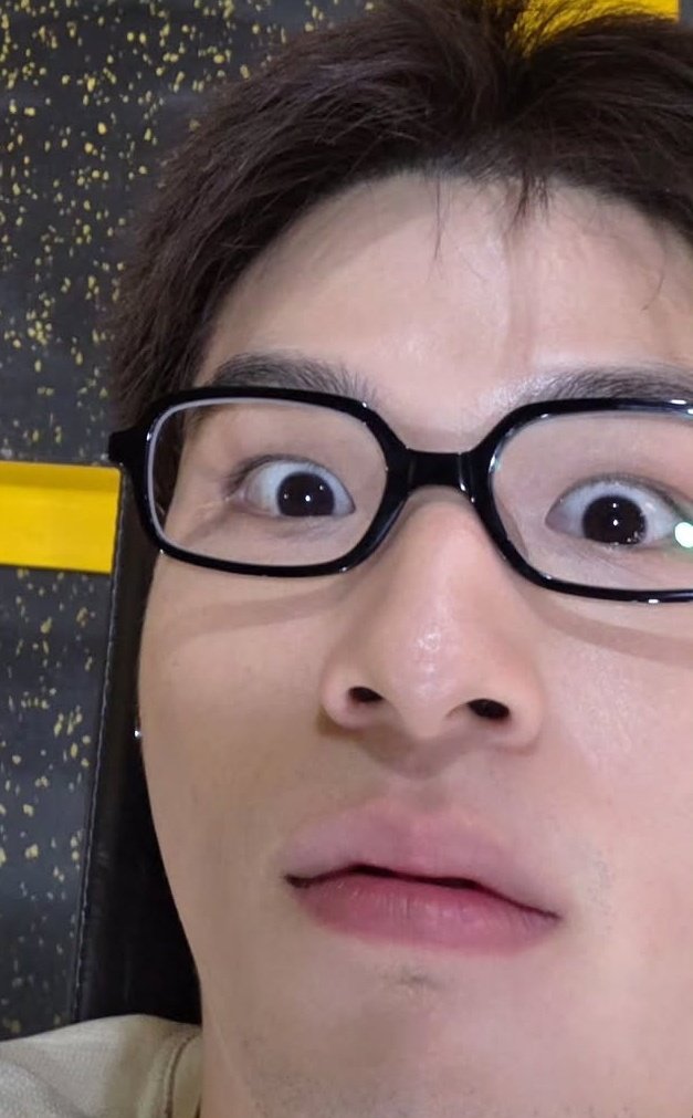 บ๊องมาก เอนดุ55555555555 ทำหน้าอะไรน้อ แต่เครื่องหน้าน่ารักมากก ตากลมดำๆ โดนเอาตาไปทำไข่มุกแน่ๆๆๆ ขนตาก็เร้กๆ ปากชมพูสุขภาพดีมาก หน้าเหมือนมะม๋ากว่ามะม๋า 😭🫳🏻🐶🎀