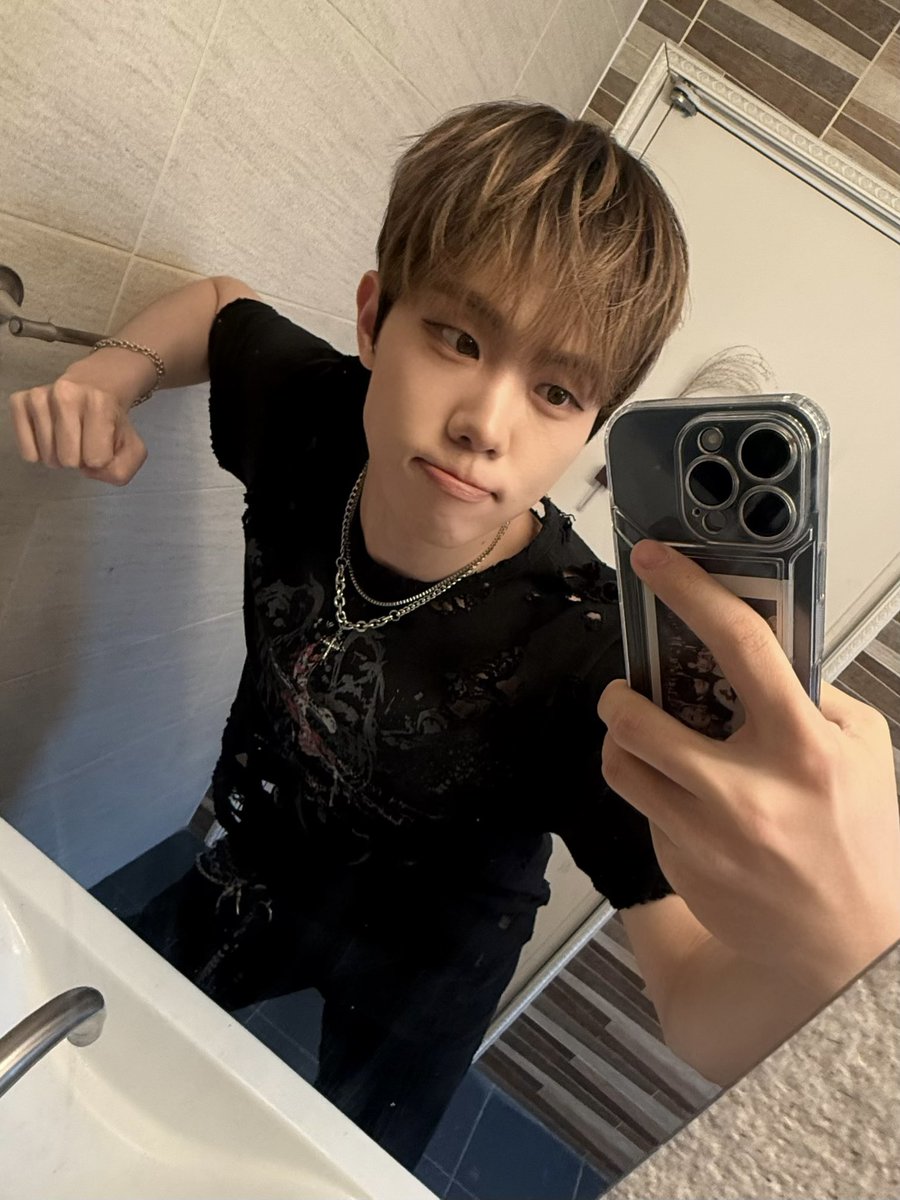 nchiveofficial's tweet photo. [#하엘]

📸하엘강산엔하엘유찬엔하엘주영
나랑 사진 찍을 이안 구함📸

Hang on a sec..🇫🇷🇩🇪🇹🇳🇦🇿🇬🇧

#NCV #NCHIVE #엔카이브 
#HA_L https://t.co/h13uGFzgqo