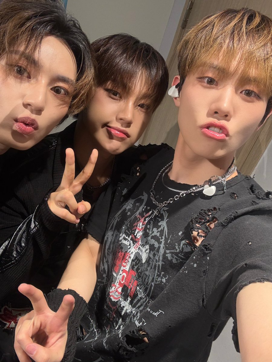 nchiveofficial's tweet photo. [#하엘]

📸하엘강산엔하엘유찬엔하엘주영
나랑 사진 찍을 이안 구함📸

Hang on a sec..🇫🇷🇩🇪🇹🇳🇦🇿🇬🇧

#NCV #NCHIVE #엔카이브 
#HA_L https://t.co/h13uGFzgqo