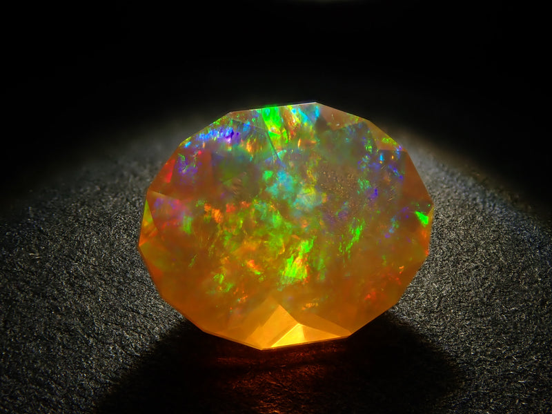 青い斑の浮かぶ魅力的なオレンジオパール74.5ct/ファイアオパール/鉱物標本 柔らかなオレンジに揺らめく虹色。夕陽に立ち登る陽炎が七色に染まった