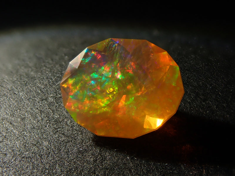 青い斑の浮かぶ魅力的なオレンジオパール73.5ct/ファイアオパール/鉱物標本 柔らかなオレンジに揺らめく虹色。夕陽に立ち登る陽炎が七色に染まった