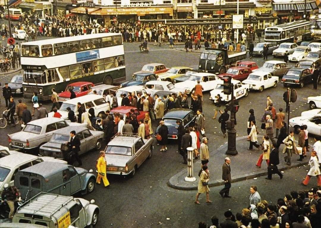 ParisAMDParis's tweet photo. Rue Saint-Lazare. 
1972. Paris https://t.co/nFU3Vsetda