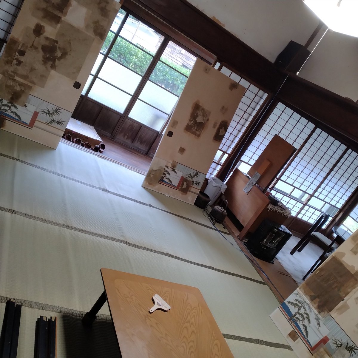 maruhonhouse's tweet photo. 本日は朝イチで #網地島 脱出し銀行やら役所やら…、おやつ時に #休み処 へ戻り本日手に入れた襖紙を貼り込む下準備で大穴をテキトーに塞ぐ

網地島体験ホームページ
 https://t.co/99ts3nC4rC

#網地島 #aji_island #aji
移住 residence
石巻 ishinomaki
宮城 miyagi 離島 https://t.co/b0XSL9tS40