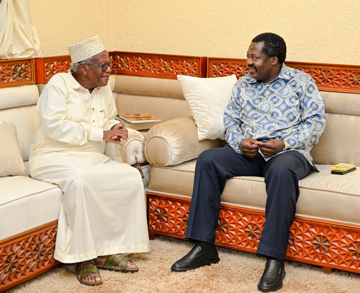 Hakingowi's tweet photo. 📍Tegeta, Dar es Salaam

Makamu wa Rais wa Jamhuri ya Muungano wa Tanzania Mhe. Balozi Dkt. Emmanuel Nchimbi, amemtembelea na kumjulia hali, Katibu Mkuu Mstaafu wa Chama Cha Mapinduzi (CCM) na aliyewahi kuwa Mkuu wa Mkoa wa Dar es Salaam, Mzee Yusuph Makamba katika makazi yake Tegeta Jijini Dar es Salaam tarehe 10 Mei 2026.
