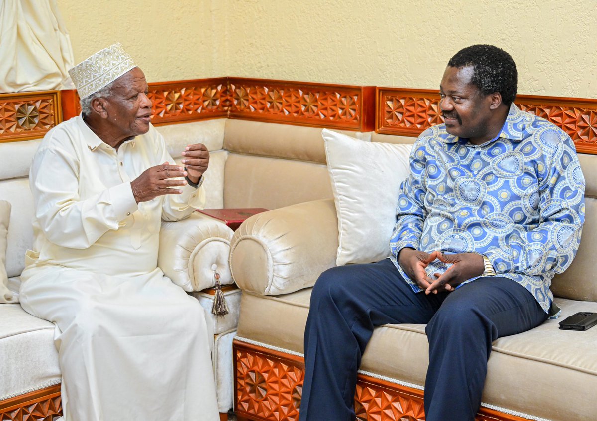 Hakingowi's tweet photo. 📍Tegeta, Dar es Salaam

Makamu wa Rais wa Jamhuri ya Muungano wa Tanzania Mhe. Balozi Dkt. Emmanuel Nchimbi, amemtembelea na kumjulia hali, Katibu Mkuu Mstaafu wa Chama Cha Mapinduzi (CCM) na aliyewahi kuwa Mkuu wa Mkoa wa Dar es Salaam, Mzee Yusuph Makamba katika makazi yake Tegeta Jijini Dar es Salaam tarehe 10 Mei 2026.