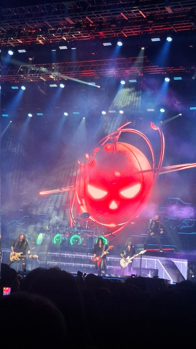 EricGigolo's tweet photo. ３年ぶりハロウィーン🎃新旧問わず名曲の目白押し。どの曲も観客はサビでは大合唱。メンバー７人、気合いが感じられたしステージ後方にあるスクリーンの映像もとても楽しい。40周年！でも、このバンドはまだまだ引退なんてしないだろう！ハロウィーンは今回も僕に感動以上のものをもたらしてくれました https://t.co/UCvlIZ4aTb