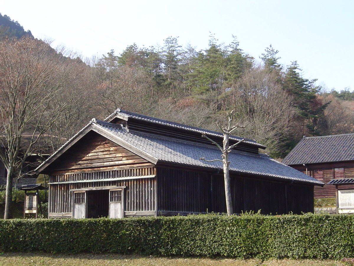 meijimura_pr's tweet photo. 新企画、ここに爆誕なのだ！✨
その名も…「プラス ONE ―それは突然に―」！
建物や資料のなかから、スタッフが「これは！」と思うものを、自由気ままにご紹介する、こぢんまり贅沢なガイドなのだ🎩スタッフの気まぐれで突然始まることもあるぞ！

📅 開催日:5/17（日）
🕙 ①11:50〜 / ②14:30〜
📍 5丁目前橋監獄雑居房 に上記時間に集合なのだ！

ガイド時間は①②ともに30分程度を予定しているが、延長することもあるかも……
何が飛び出すかは、来てのお楽しみなのだ👀
出会えたなら、それはきっと幸運なのだ🍀