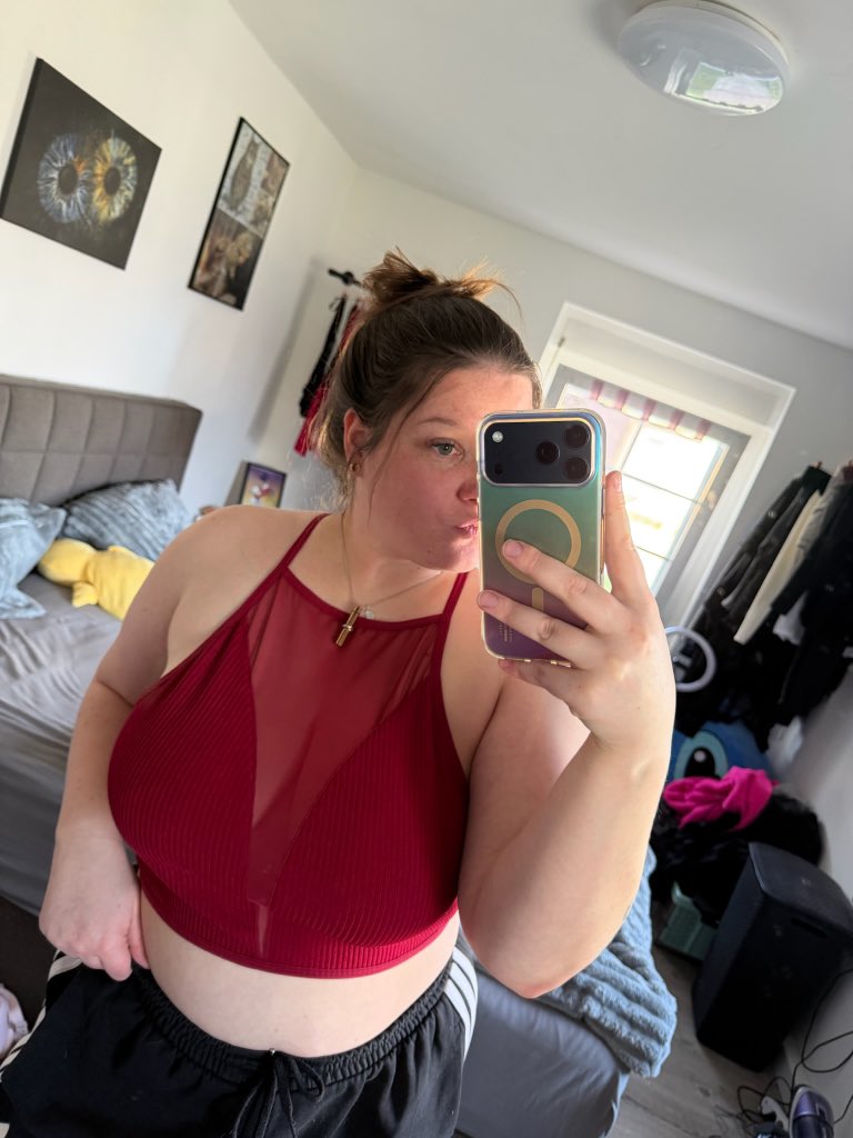 maddycuddly's tweet photo. I'll never feel ashamed of how I look https://t.co/ybtn4gdRH0