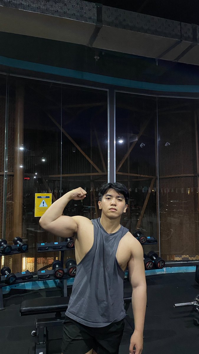 zeemangatt's tweet photo. Jujur aku kaget banget pas latihan tiba-tiba ada ibu-ibu nodong petanyaan "pake roid ko? iyo?"🤷🏻‍♀️

Aku bilang nggak pakai. Dia nggak percaya. 😭
Padahal rahasianya cuma suplemen yang bisa dibeli bebas, aman, legal tapi hasilnya bisa nyaingin steroid.

Dan aku bakal share semuanya di sini. 🧵👇