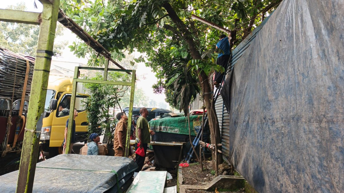 Kel_Batar's tweet photo. Pengecekan Laporan Warga Atas CCTV yang mati, CCTV dapat diperbaiki oleh pengurus RW 01 Kelurahan Babakan Tarogong https://t.co/BfAphzNLHT