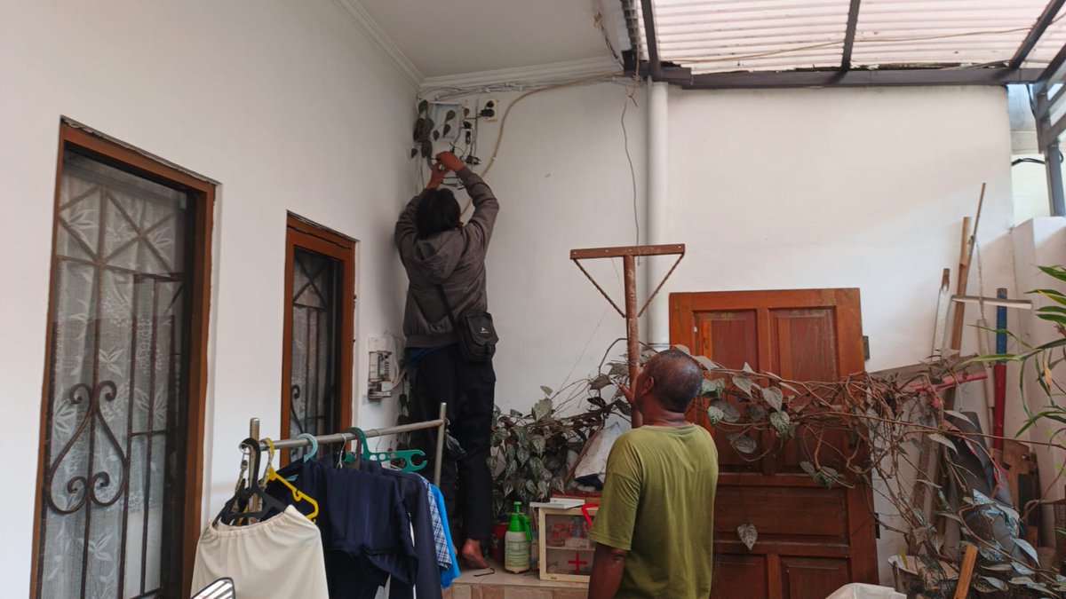 Kel_Batar's tweet photo. Pengecekan Laporan Warga Atas CCTV yang mati, CCTV dapat diperbaiki oleh pengurus RW 01 Kelurahan Babakan Tarogong https://t.co/BfAphzNLHT