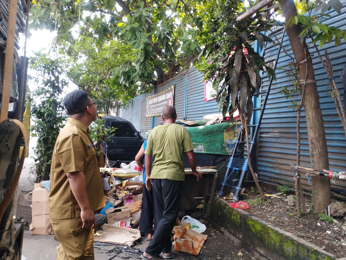 Kel_Batar's tweet photo. Pengecekan Laporan Warga Atas CCTV yang mati, CCTV dapat diperbaiki oleh pengurus RW 01 Kelurahan Babakan Tarogong https://t.co/BfAphzNLHT