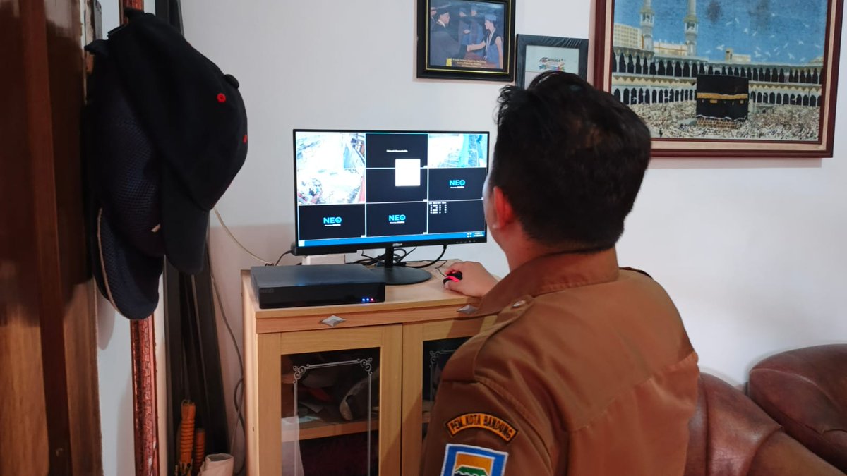 Kel_Batar's tweet photo. Pengecekan Laporan Warga Atas CCTV yang mati, CCTV dapat diperbaiki oleh pengurus RW 01 Kelurahan Babakan Tarogong https://t.co/BfAphzNLHT