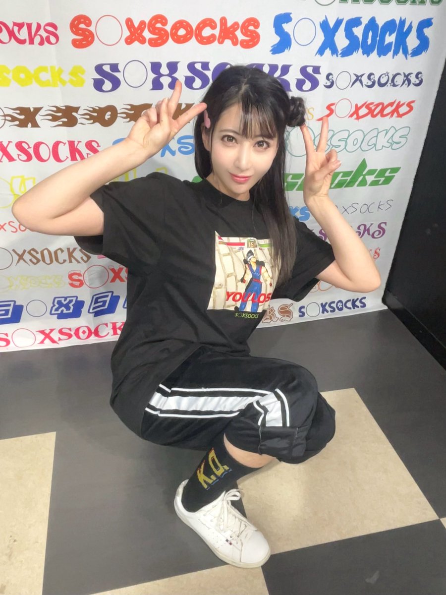 この黒Tシャツと靴下、@soxsocks_tokyo で後日オークション販売予定だそう。
着用済み！販売開始したらゲットしてね

🎮セガのゲーム🎮
バーチャファイターとコラボ！
一昨日も大人気商品でした👏

皆の中にも遊んでた人多そう☺️

👕Tシャツは、ゲーム画面の“YOU LOSE”
🧦靴下は、“K.O.”
懐かしいね♪ https://t.co/5M3PO3JMCu
