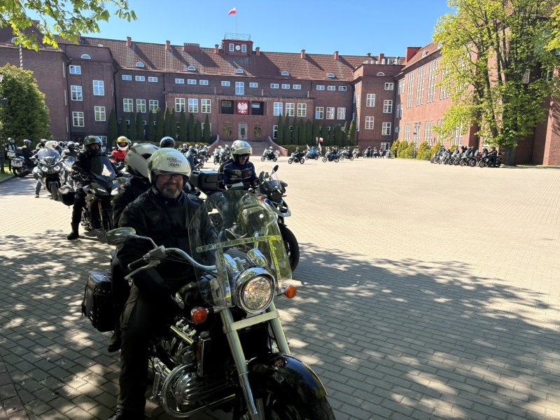 SP_Slupsk's tweet photo. Już kolejny rok z rzędu Szkoła Policji w Słupsku znalazła się na trasie VII Ogólnopolskiego Motocyklowego Rajdu Weteranów - ogólnopolskiej inicjatywy organizowanej przez Centrum Weterana Działań Poza Granicami Państwa. 
https://t.co/Q3rQZAs5rt https://t.co/lF9uujV0Sb