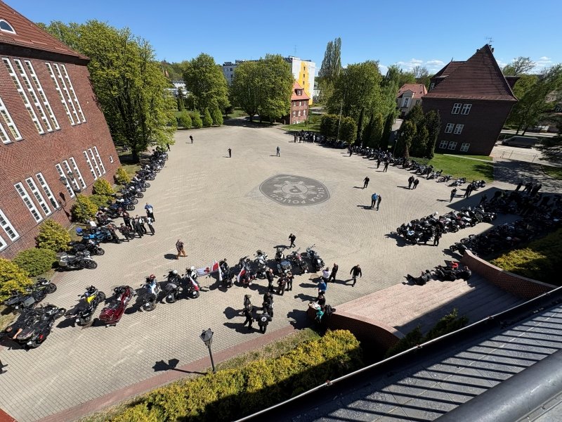 SP_Slupsk's tweet photo. Już kolejny rok z rzędu Szkoła Policji w Słupsku znalazła się na trasie VII Ogólnopolskiego Motocyklowego Rajdu Weteranów - ogólnopolskiej inicjatywy organizowanej przez Centrum Weterana Działań Poza Granicami Państwa. 
https://t.co/Q3rQZAs5rt https://t.co/lF9uujV0Sb