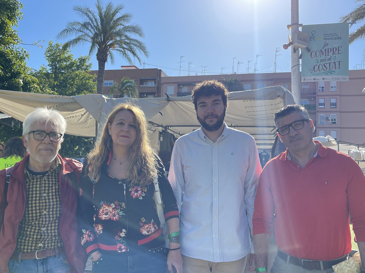 CompromisMontca's tweet photo. 💚 Volem donar tot el nostre suport als centres educatius de Montcada i a tota la comunitat educativa per la vaga convocada per defensar una escola pública, de qualitat i en valencià!

Els nostres regidors han estat acompanyant-los a l'inici de la gran manifestació a València. https://t.co/jBwnn8Z1li