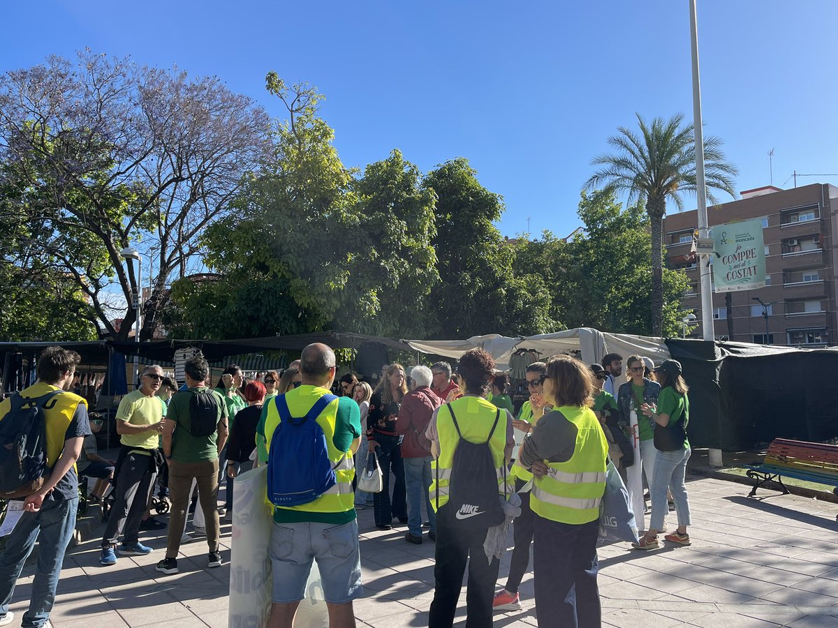 CompromisMontca's tweet photo. 💚 Volem donar tot el nostre suport als centres educatius de Montcada i a tota la comunitat educativa per la vaga convocada per defensar una escola pública, de qualitat i en valencià!

Els nostres regidors han estat acompanyant-los a l'inici de la gran manifestació a València. https://t.co/jBwnn8Z1li
