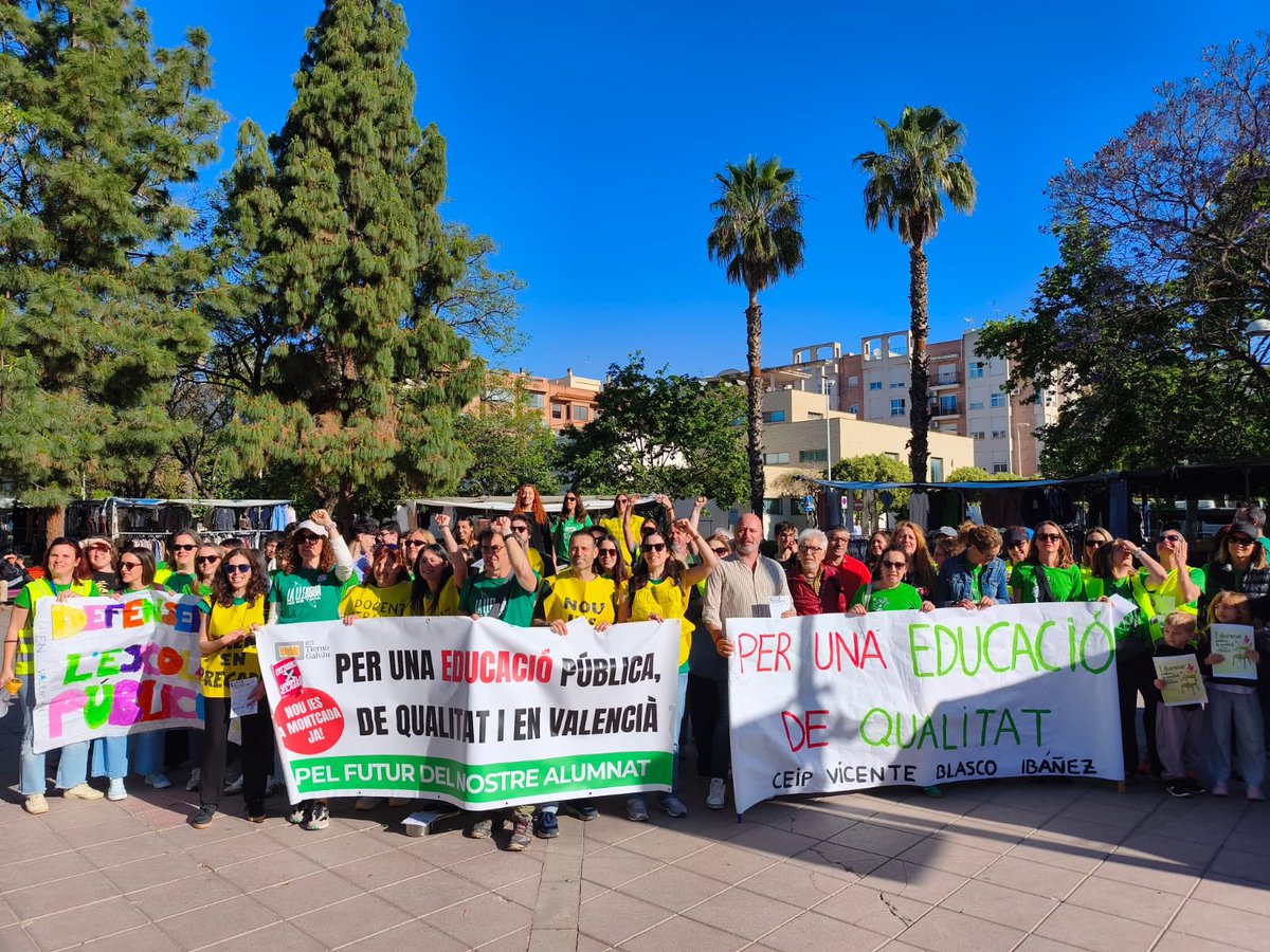 CompromisMontca's tweet photo. 💚 Volem donar tot el nostre suport als centres educatius de Montcada i a tota la comunitat educativa per la vaga convocada per defensar una escola pública, de qualitat i en valencià!

Els nostres regidors han estat acompanyant-los a l'inici de la gran manifestació a València. https://t.co/jBwnn8Z1li