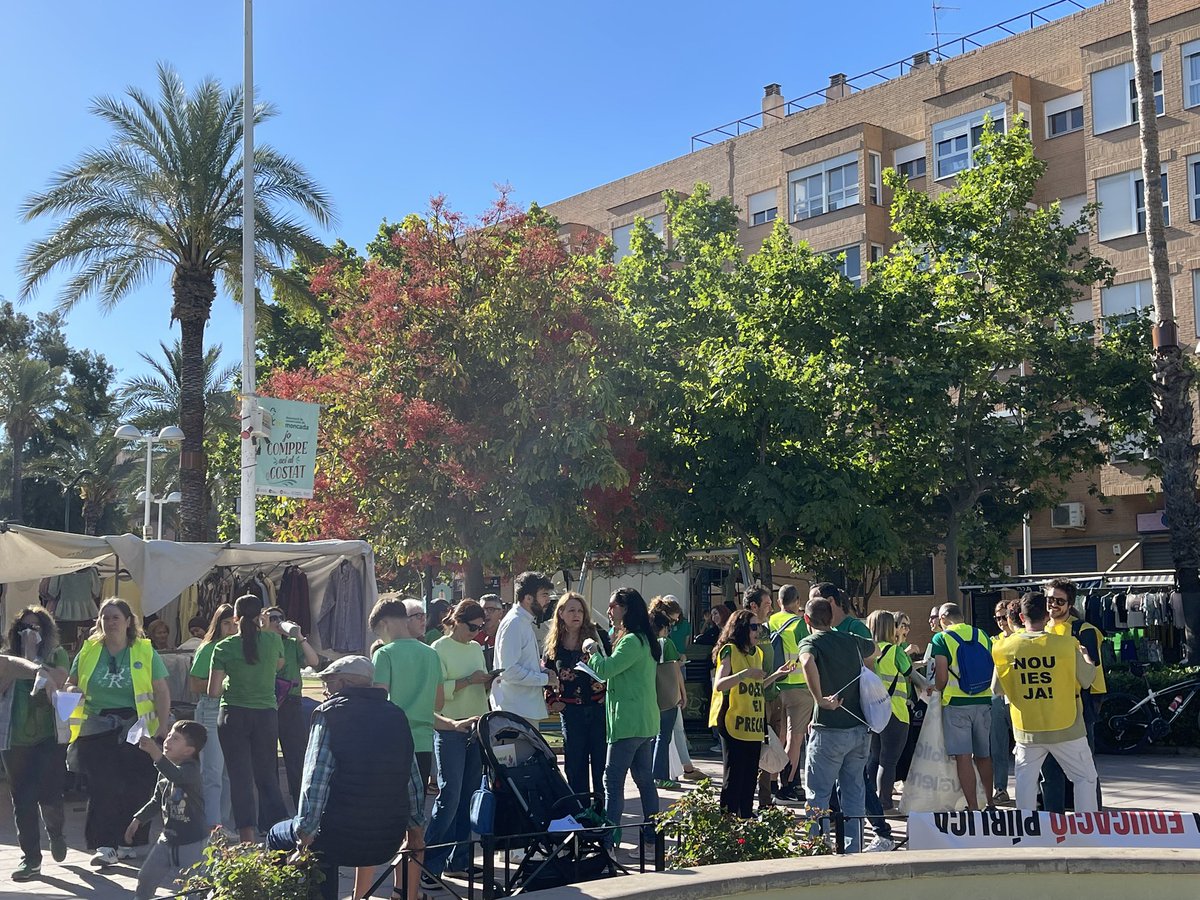 CompromisMontca's tweet photo. 💚 Volem donar tot el nostre suport als centres educatius de Montcada i a tota la comunitat educativa per la vaga convocada per defensar una escola pública, de qualitat i en valencià!

Els nostres regidors han estat acompanyant-los a l'inici de la gran manifestació a València. https://t.co/jBwnn8Z1li