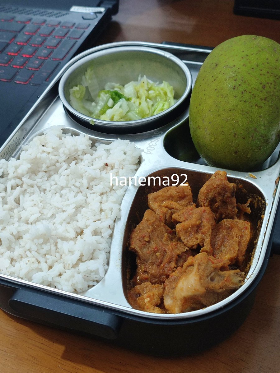 hanema92's tweet photo. #MBG (Masakan Bini Gue)
Ayam Semur

ada yang bisa tebak itu yang ijo apa? https://t.co/zhMc0dUZ5z