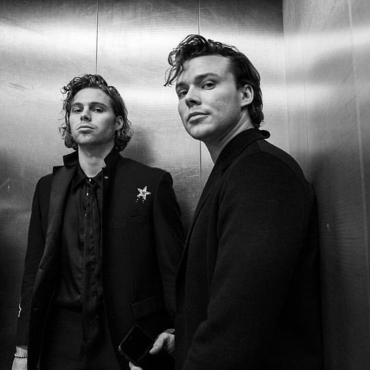 sunxlrh's tweet photo. you guys remember the time we had luke and ashton looking like twins ugh https://t.co/02qcXK7Mxw