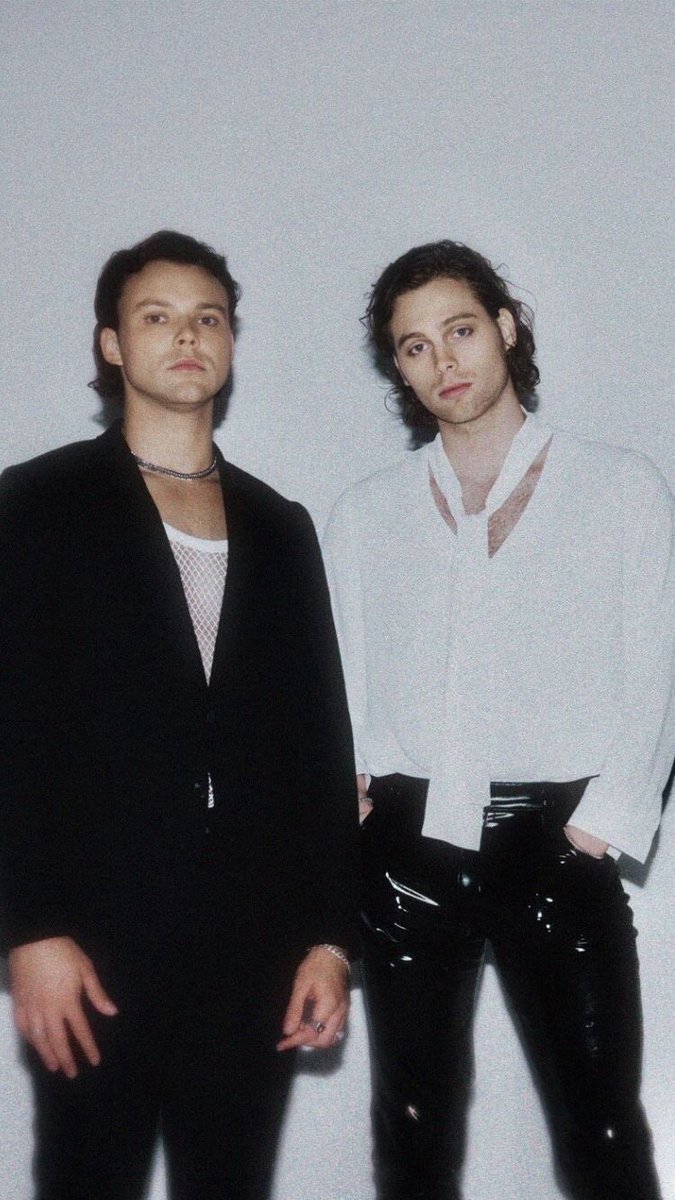 sunxlrh's tweet photo. you guys remember the time we had luke and ashton looking like twins ugh https://t.co/02qcXK7Mxw