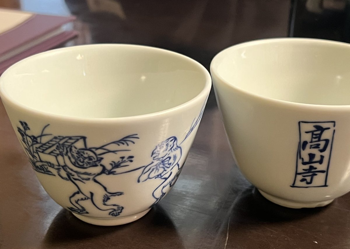 koian2023's tweet photo. 子供と #菊水楼 へ
蓋を開けると、
ウナギの良い香り✨😊✨
蓋って良いね🤙
春慶塗のお重が素敵すぎました。
蓋の厚みや重さに、良いものだなぁと感じます。
鳥獣戯画のお湯呑みは、千両箱を担いだお猿さんかな🐒
鰻をいただく前に、すっかり満足しました💖
🇯🇵 #Nara #Unagi #HistoricBuilding https://t.co/jlV189k7k4