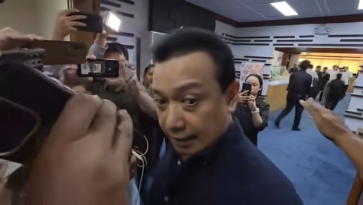 🚨 Breaking: Antonio Trillanes shows the ICC warrant to certain members of the media in an ambush interview.

He is inside the Senate building. Hawak nya ang beat, este, ang warrant.

TRILLANES, MAKE MY DAY! 😂

#ArrestBato