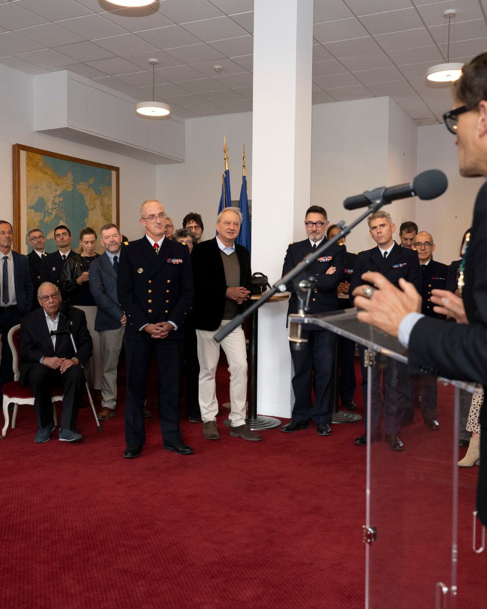 MarineNationale's tweet photo. #Colsbleus | Depuis 2003, auteurs et navigateurs mettent leur plume au service de la Marine et des enjeux liés à la mer.
Une écriture ouverte sur le monde et ses défis. ✍️🌊
À lire 👉 : https://t.co/giCAiJgL0q https://t.co/nfHTyeu65N