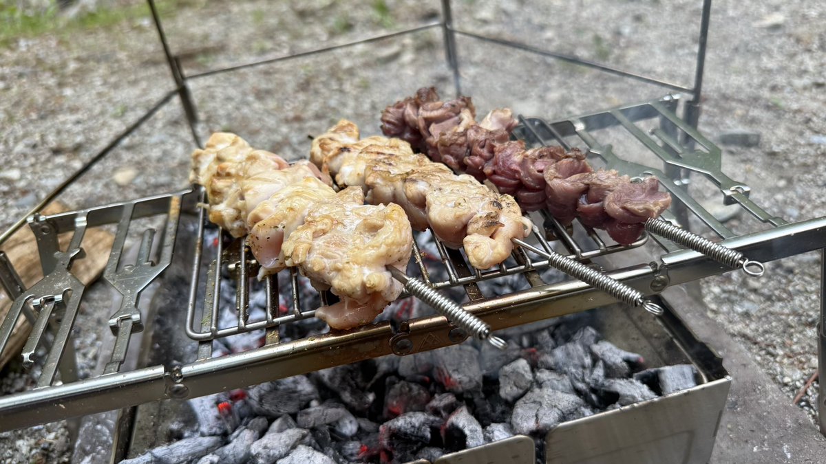 YoU26CAMP's tweet photo. 串刀で焼き鳥🐓
チタン焼き網使ってるんだけど
やっぱりフェニグリには使えるサイズのがいいなぁ🧐 https://t.co/xPVV2zGo3u