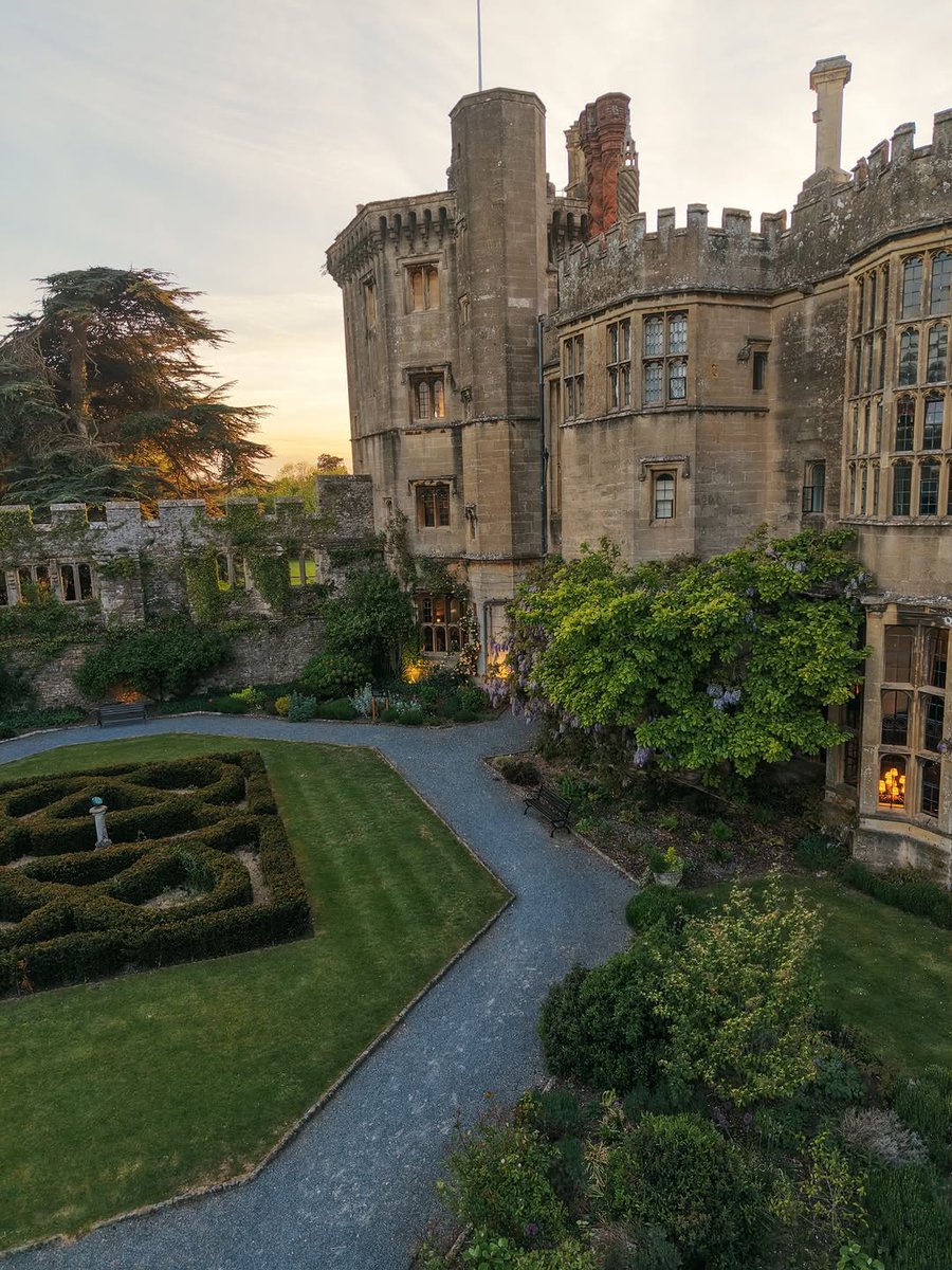 travelandchill1's tweet photo. Thornbury Castle England https://t.co/lTTgvOM0Ew